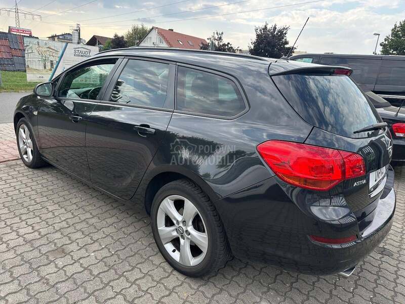 Opel Astra J 12 2011. god. -  kompletan auto u delovima