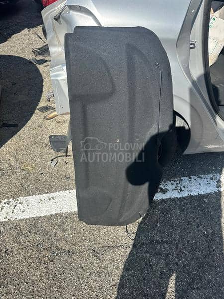 polica gepeka Pežo 208 5v