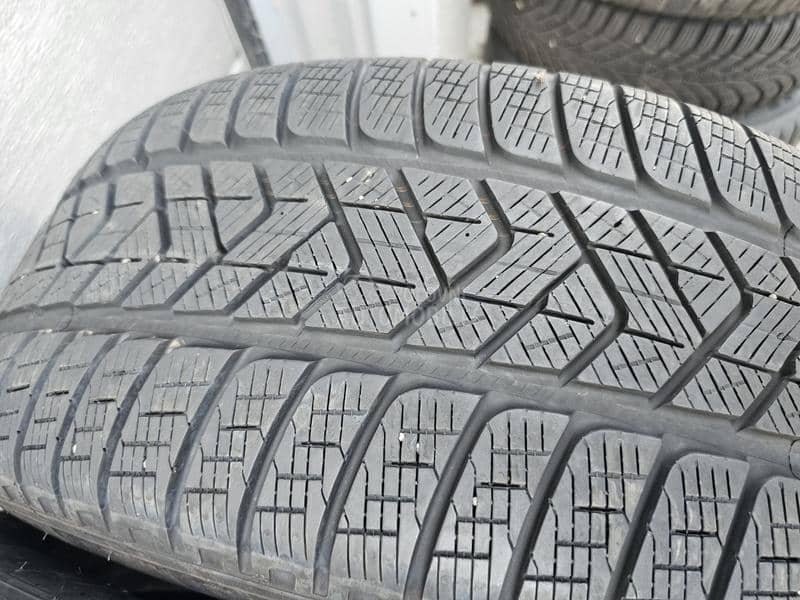 Pirelli 235/60 R18 Zimska