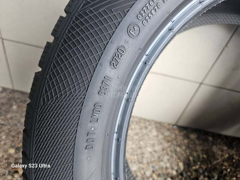 Continental 225/55 R17 Zimska