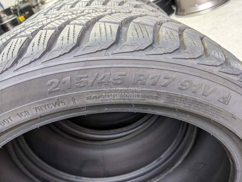 Kumho 215/45 R17 Zimska