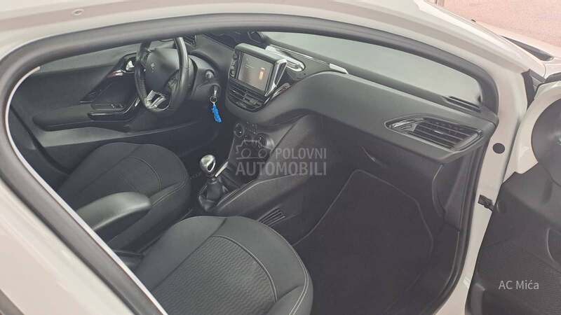 Peugeot 208 1.5 BLU NAV LED USB