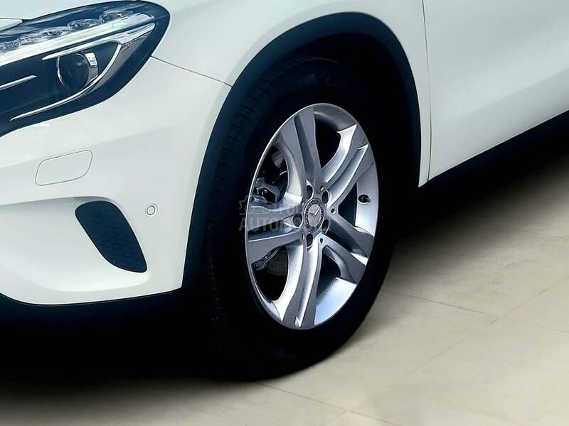 Mercedes Benz GLA 200 D / LED