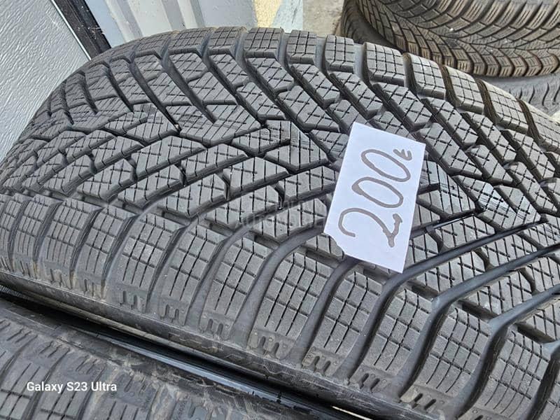 Pirelli 215/45 R20 Zimska