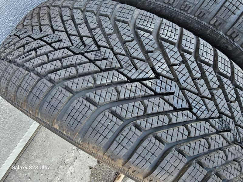 Pirelli 215/45 R20 Zimska