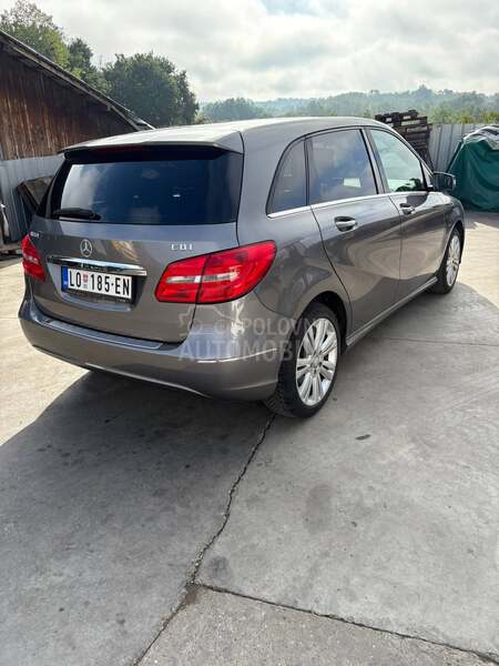 Mercedes Benz B 180 