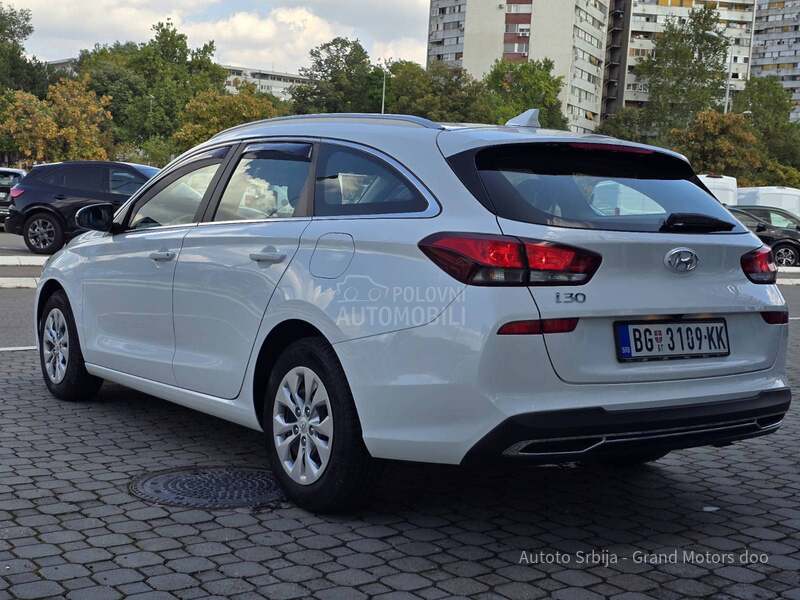 Hyundai i30 1.5 DPi STYLE