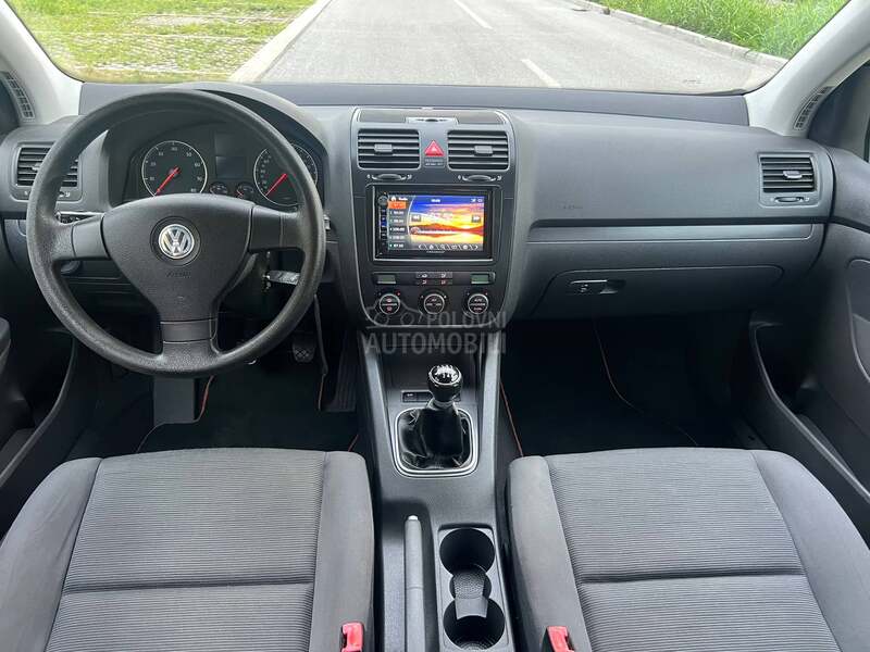 Volkswagen Golf 5 1.6 b SWlSS