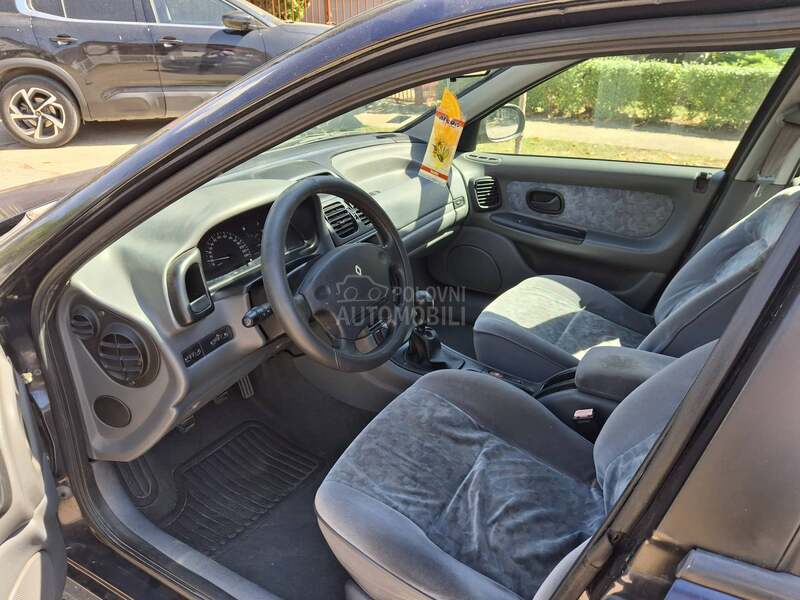 Renault Laguna 850e.