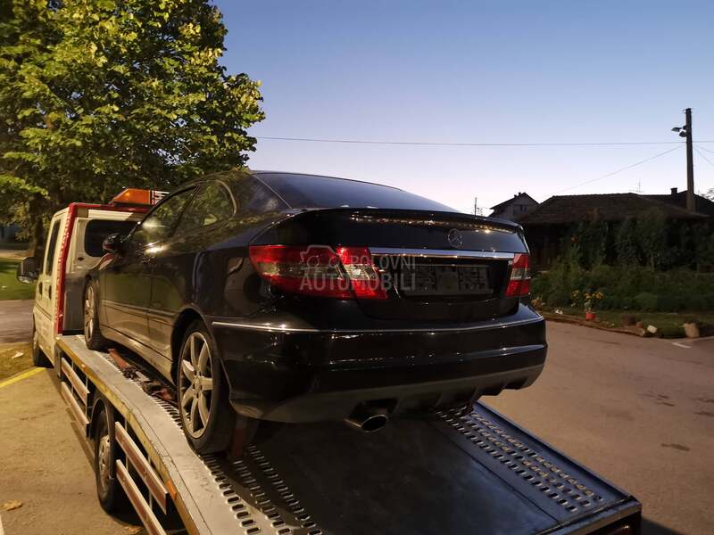 kompletan auto u delovima