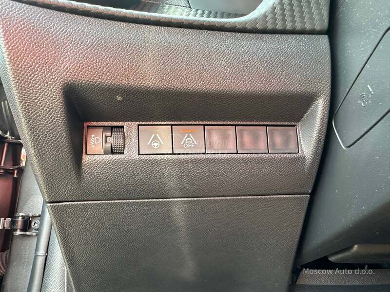 Peugeot 208 Allure 1.2 AT