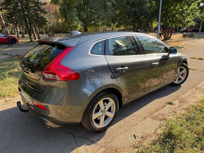 Volvo V40 1.6 fuL oprem