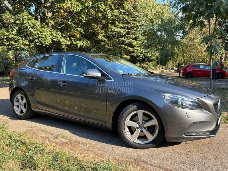 Volvo V40 1.6 fuL oprem