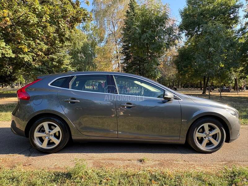 Volvo V40 1.6 fuL oprem