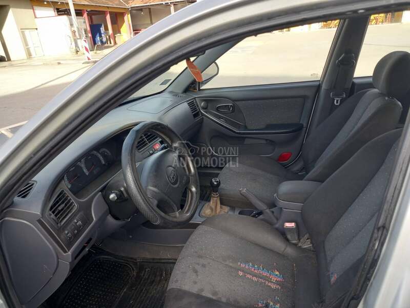 Hyundai Elantra 1.6 V L A S N I K