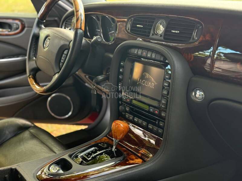 Jaguar XJ 