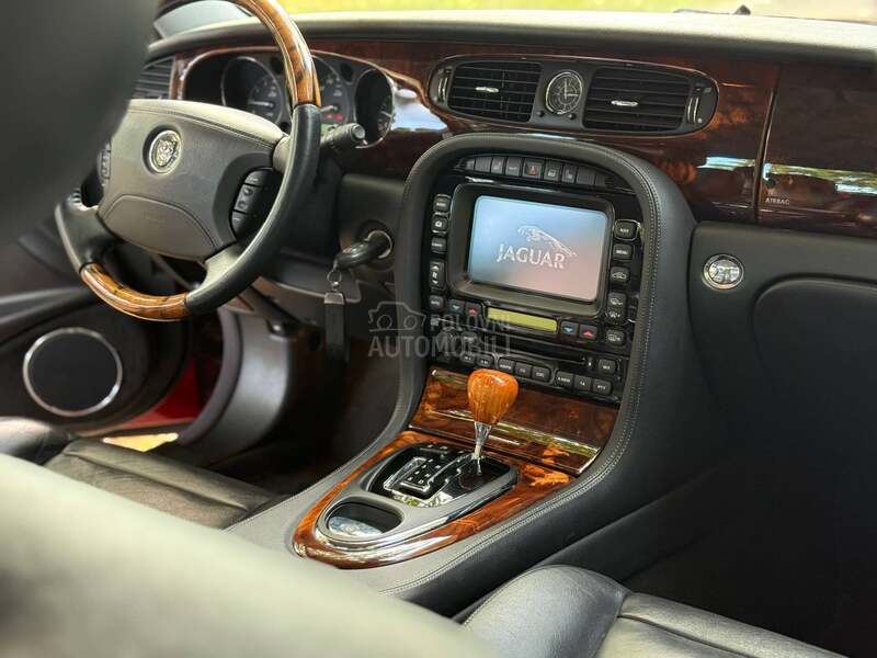 Jaguar XJ 