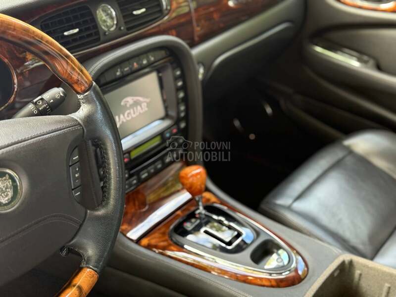 Jaguar XJ 