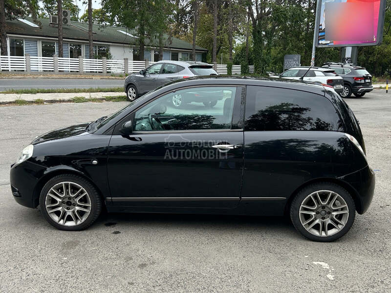 Lancia Ypsilon 1.4 16V MOMO DESIGN