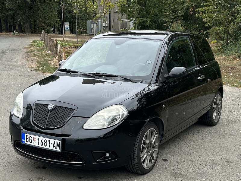 Lancia Ypsilon 1.4 16V MOMO DESIGN