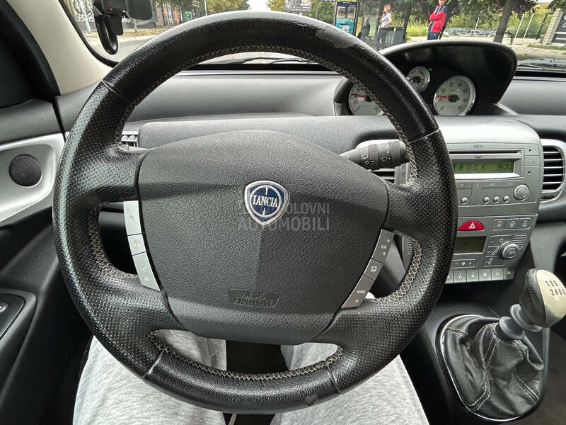 Lancia Ypsilon 1.4 16V MOMO DESIGN