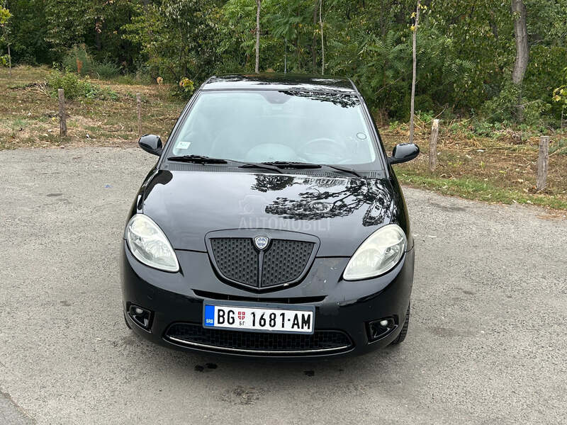 Lancia Ypsilon 1.4 16V MOMO DESIGN