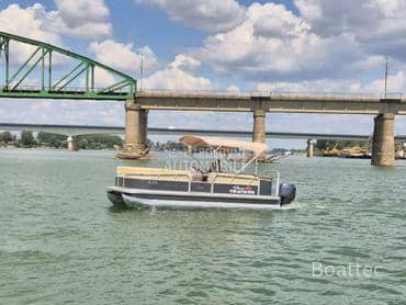 Suntracker party barge 21