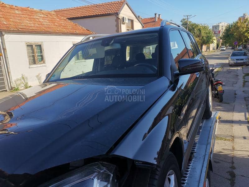 kompletan auto u delovima