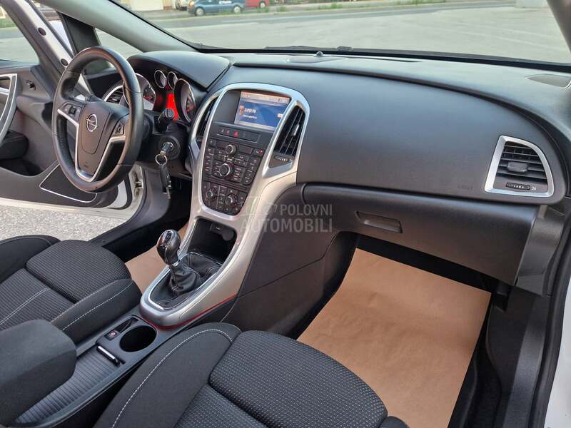 Opel Astra J 1.4 TURBO ŠVAJCARAC