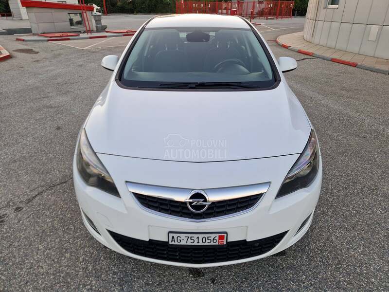 Opel Astra J 1.4 TURBO ŠVAJCARAC