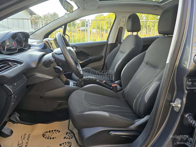 Peugeot 208 1.2B  PANO/LED