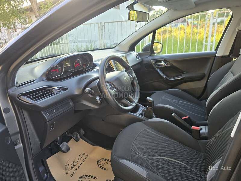 Peugeot 208 1.2B  PANO/LED