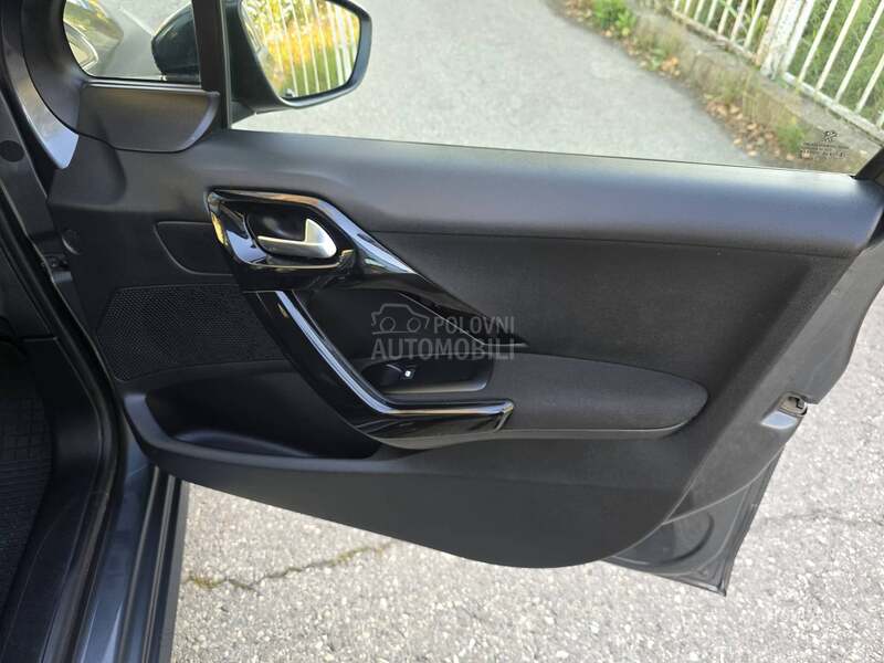 Peugeot 208 1.2B  PANO/LED