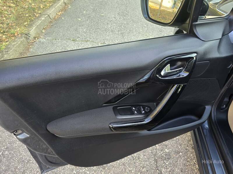 Peugeot 208 1.2B  PANO/LED