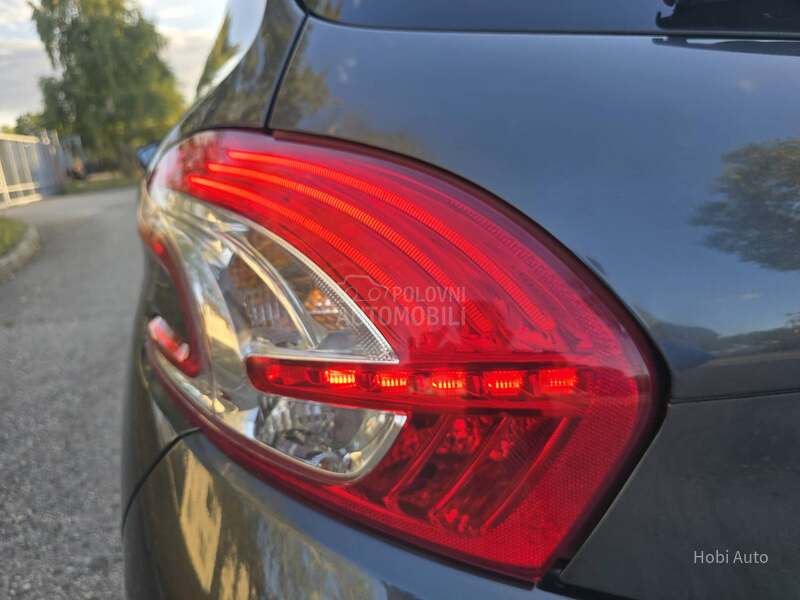 Peugeot 208 1.2B  PANO/LED