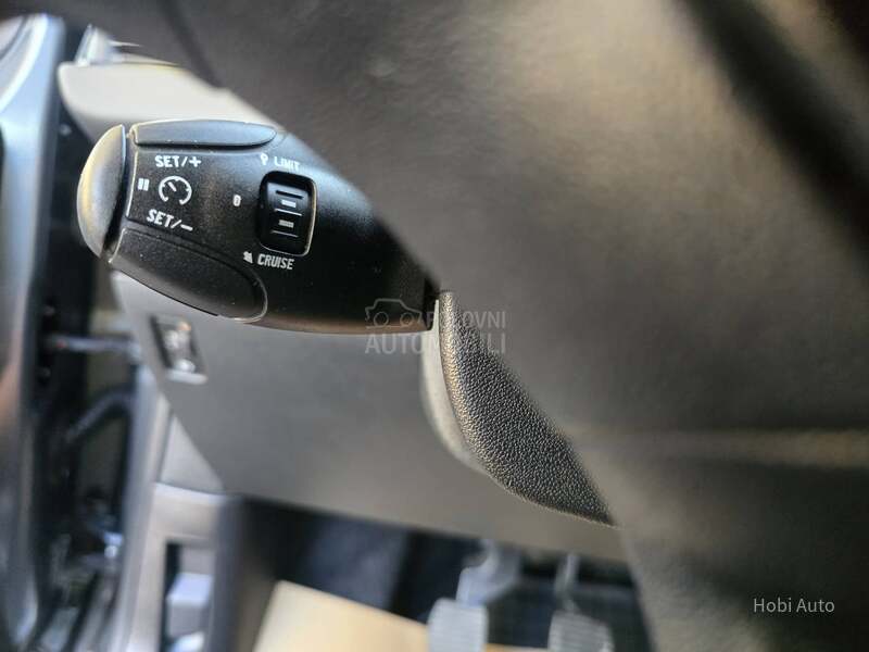 Peugeot 208 1.2B  PANO/LED