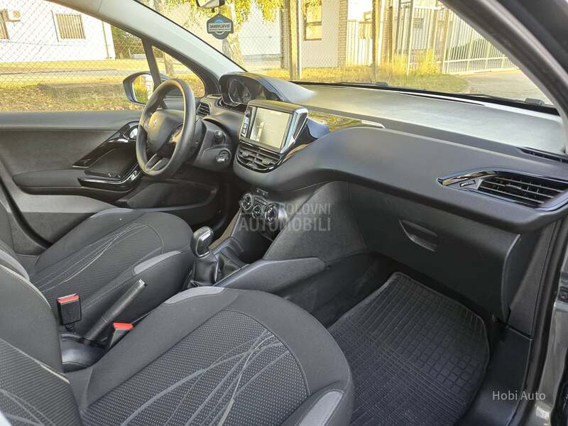 Peugeot 208 1.2B  PANO/LED