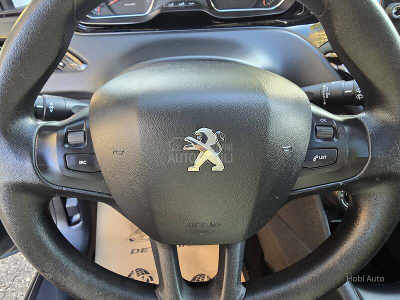 Peugeot 208 1.2B  PANO/LED