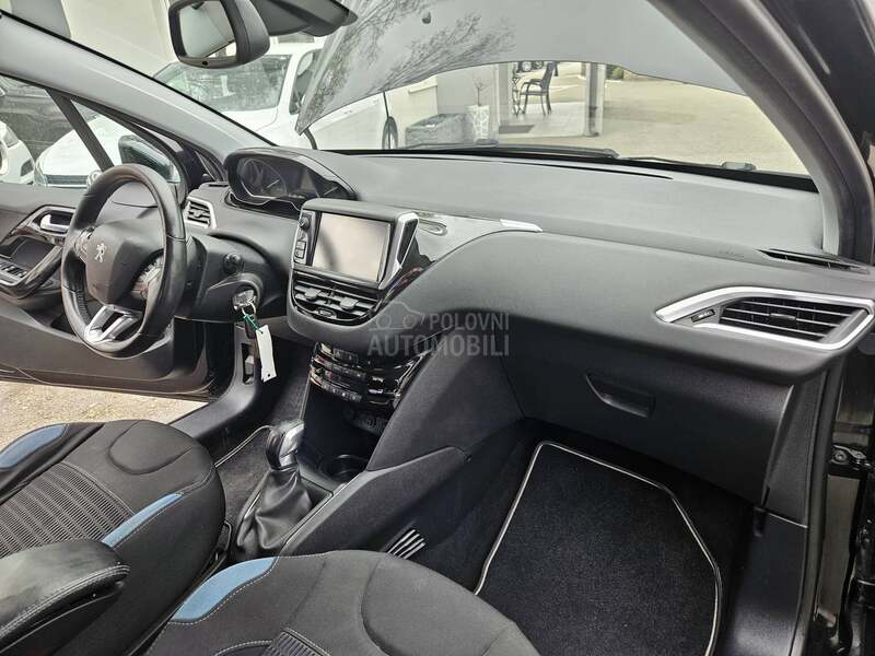 Peugeot 208 N A V I  L E D