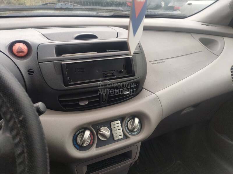 Nissan Almera Tino 