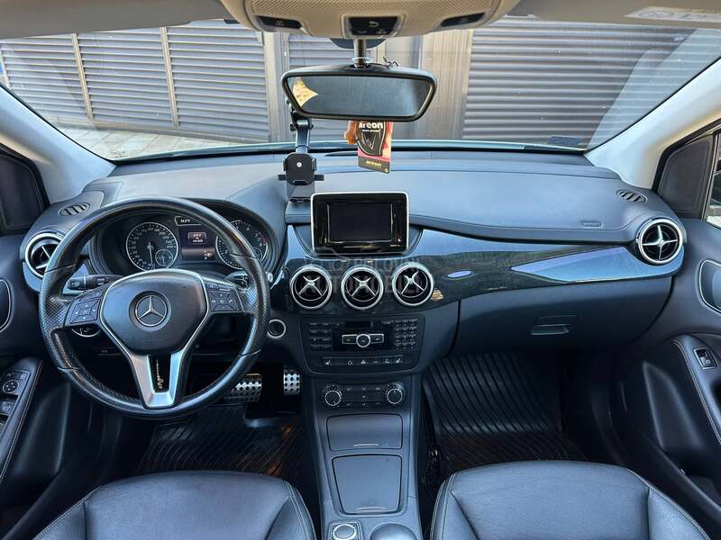 Mercedes Benz B 180 