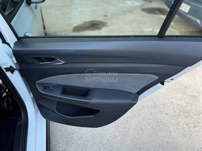 Volkswagen Golf 8 1.5 R- LINE