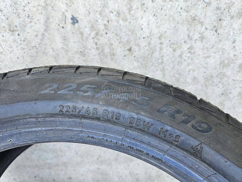 Pirelli 225/45 R19 Zimska