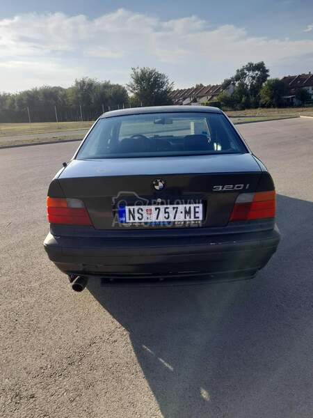 BMW 320 
