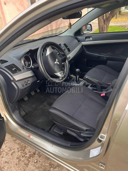 Mitsubishi Lancer 1.5 INVITE