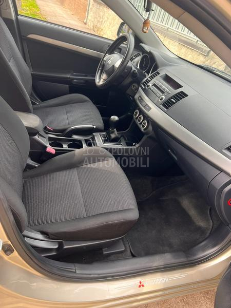 Mitsubishi Lancer 1.5 INVITE