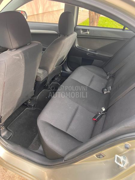 Mitsubishi Lancer 1.5 INVITE