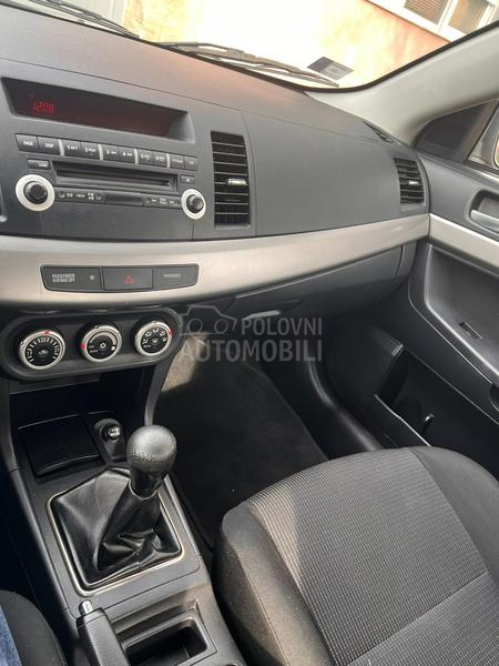 Mitsubishi Lancer 1.5 INVITE