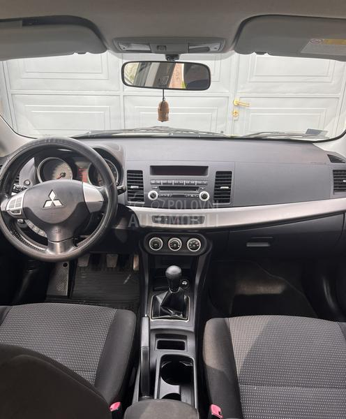 Mitsubishi Lancer 1.5 INVITE