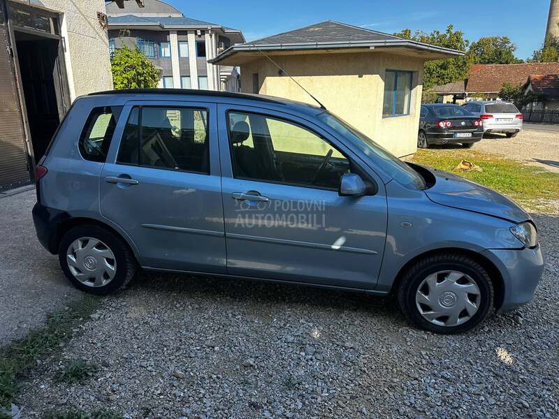 Mazda 2 Delovi 2005. god. -  kompletan auto u delovima